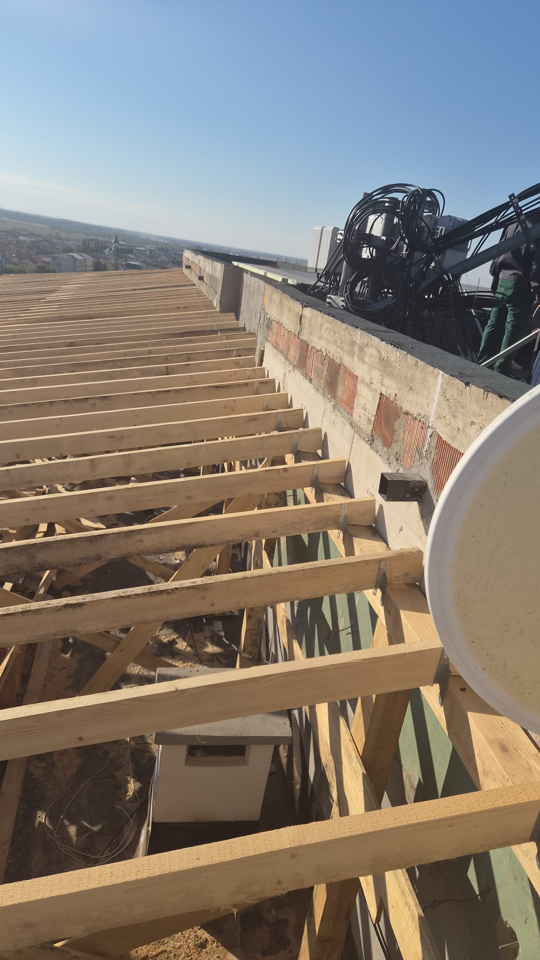 Structura din lemn a unui acoperiș, în lucru, lucrare Montaj and Rem
